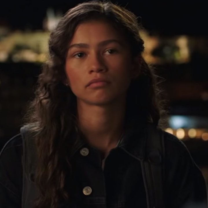 FilmUpdates's tweet photo. Andrew Garfield praises Zendaya for her performance as MJ in the #SpiderMan  movies: “The spirit that Zendaya brings to MJ is so heartfelt and pure and loving. Emma [Stone] brought that similar unique spirit to Gwen [Stacy].”

(https://t.co/sowOZXgJZC) https://t.co/XRAO6JQI6D