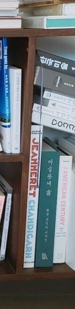 Im_Nochushiii's tweet photo. Wtffff it's more than namastey desimys..."Jeanneret Chandigarh" is in namu's book collection
#RKIVE
#jeanneretChandigarh
#Namjoon
#BTS https://t.co/LiIC0HVbbe
