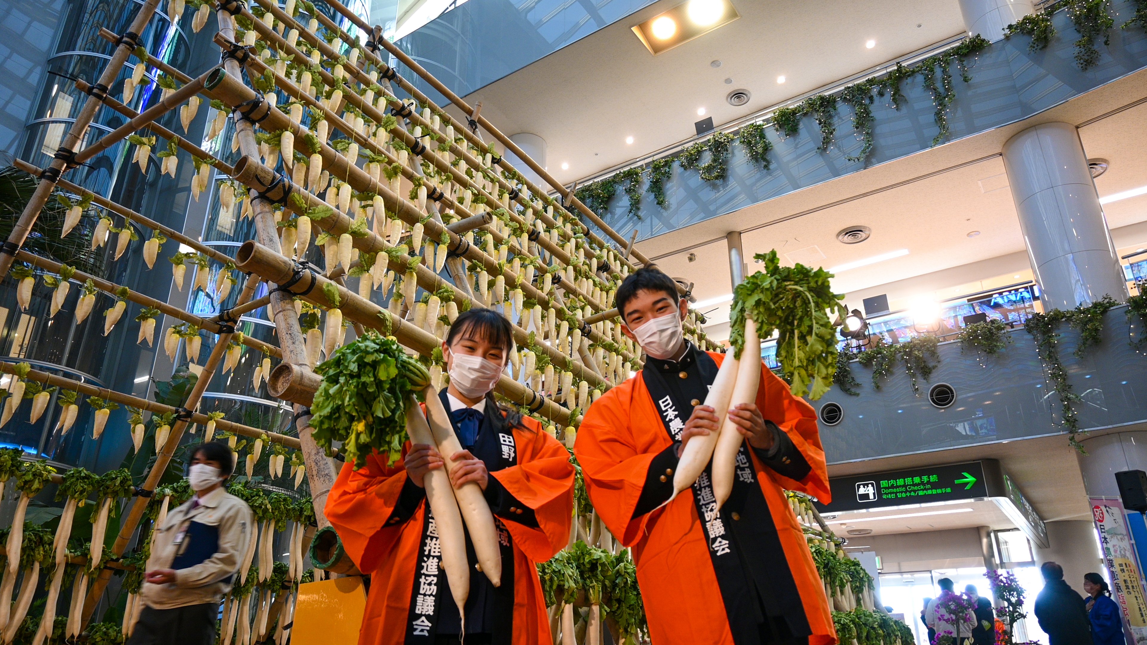 宮崎市広報 田野 清武 冬の風物詩 大根やぐら展 が宮崎ブーゲンビリア 空港で13日まで開催されています 実物大の 大根やぐら や地域の特産物が販売されています この時期でしか体験できない風景をぜひ会場でお楽しみください T Co