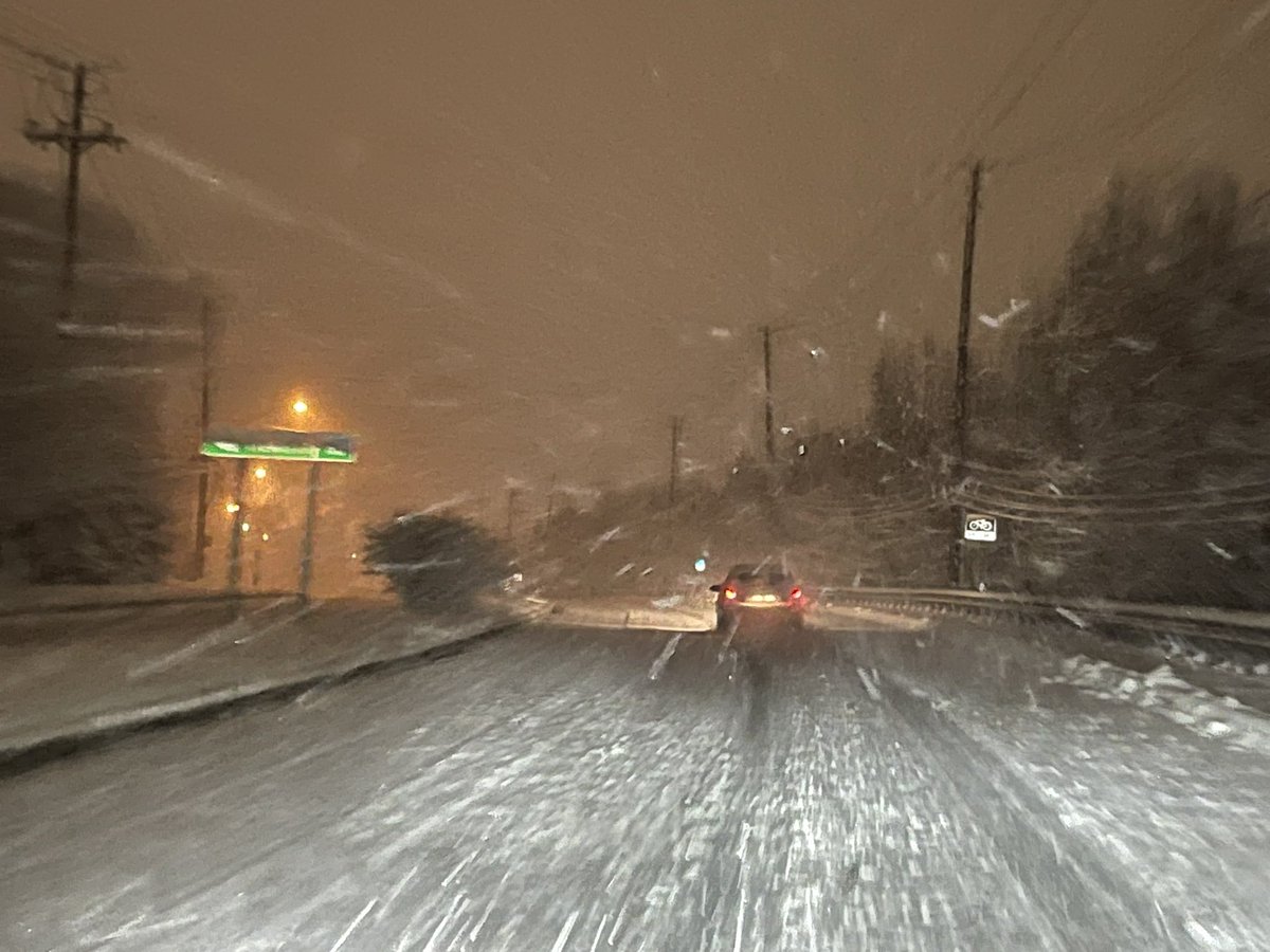 Eileen7News's tweet photo. Just drove from Gaithersburg to Rosslyn ❄️ This picture is Rt. 28 near the Kentlands. It usually takes me ~25 min. to drive to the station. Today it took about 70 min. Stay off the roads, if you can! 🚗 https://t.co/hO4Zm356hQ https://t.co/A71kLo4mda