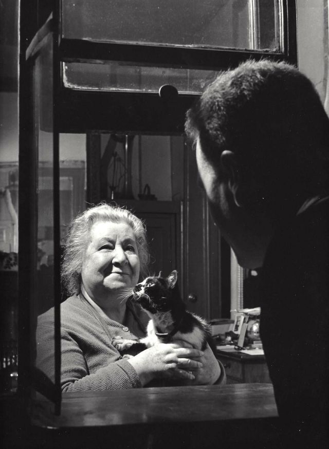 Kees Scherer. 
La concierge et son chat.  1957  #Paris