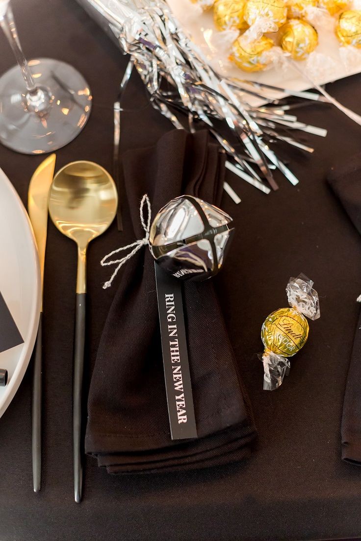 WoosxngB's tweet photo. Diciembre 31 ;

— había estado escombrando su casa para recibir bien el año y en la noche preparo una elegante cena para el solo ya que aún no había hecho amigos.— https://t.co/qkmir4Jnea