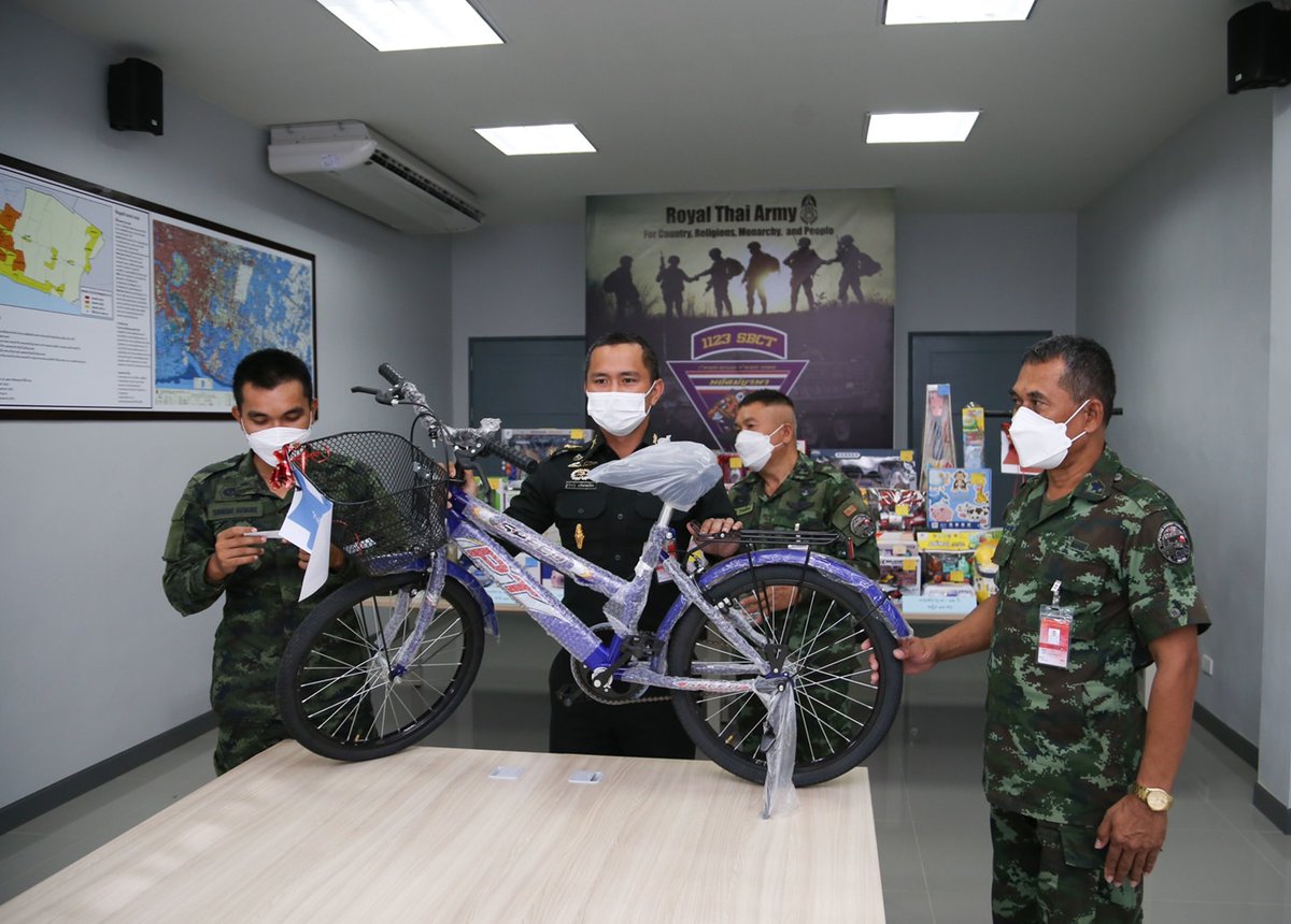 Kitsanahongsuwa's tweet image. " รู้คิด รอบคอบ รับผิดชอบต่อสังคม "
     วันที่ 7 ม.ค.65 ผบ.ร.112 พัน.3 ได้จัดงานวันเด็กแห่งชาติ(ออนไลน์)ประจำปีพุทธศักราช 2565  ทางหน่วยได้มีการจัดกิจกรรม มอบของขวัญวันเด็ก ให้กับลูกหลานกำลังพล ร.112 พัน. 3 ในรูปแบบออนไลน์ ให้เด็กๆ ได้ร่วมสนุกจับของขวัญ ผ่านโปรแกรม Google Meet