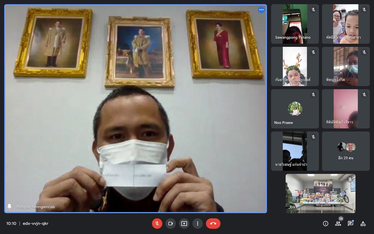 Kitsanahongsuwa's tweet image. " รู้คิด รอบคอบ รับผิดชอบต่อสังคม "
     วันที่ 7 ม.ค.65 ผบ.ร.112 พัน.3 ได้จัดงานวันเด็กแห่งชาติ(ออนไลน์)ประจำปีพุทธศักราช 2565  ทางหน่วยได้มีการจัดกิจกรรม มอบของขวัญวันเด็ก ให้กับลูกหลานกำลังพล ร.112 พัน. 3 ในรูปแบบออนไลน์ ให้เด็กๆ ได้ร่วมสนุกจับของขวัญ ผ่านโปรแกรม Google Meet