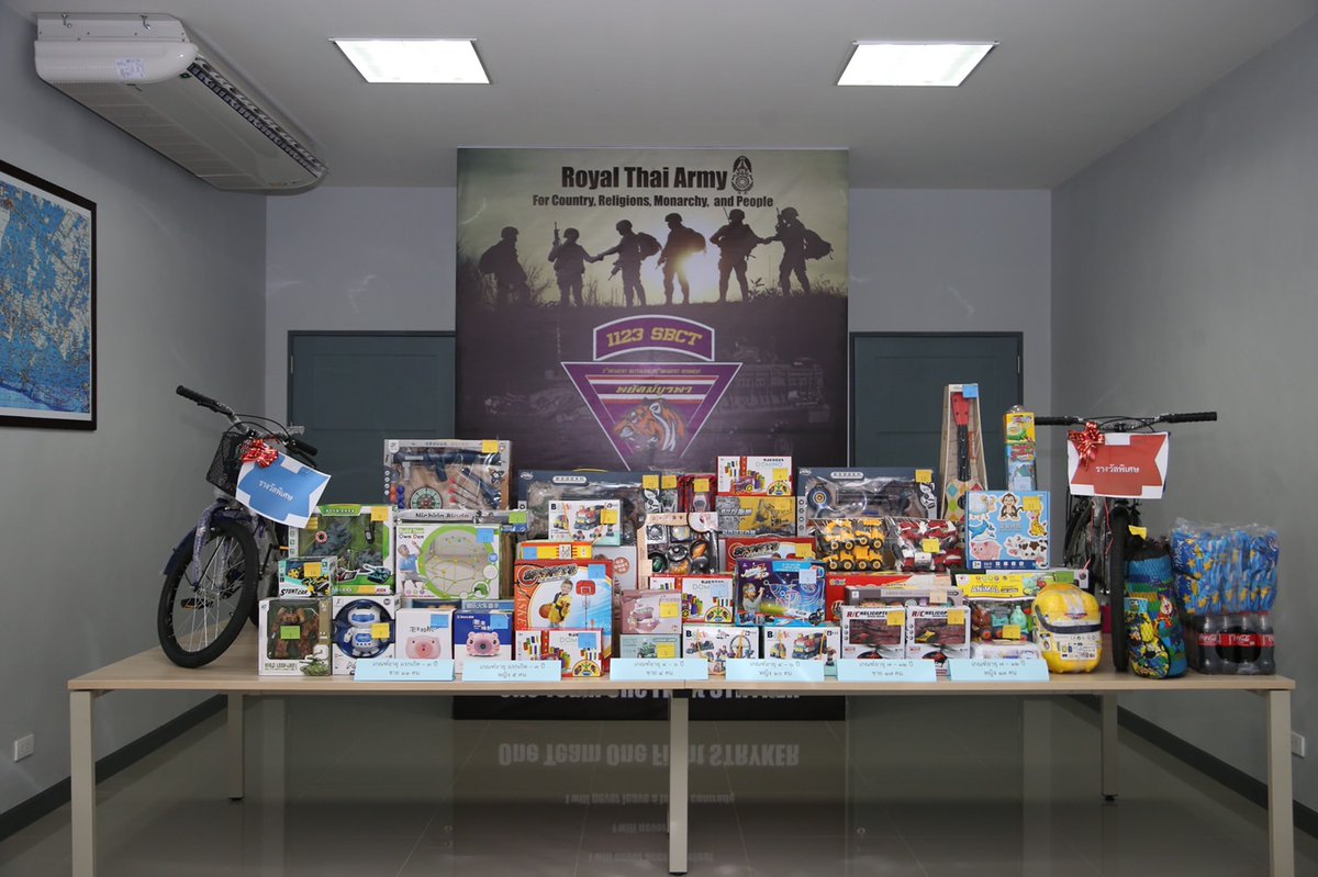 Kitsanahongsuwa's tweet image. " รู้คิด รอบคอบ รับผิดชอบต่อสังคม "
     วันที่ 7 ม.ค.65 ผบ.ร.112 พัน.3 ได้จัดงานวันเด็กแห่งชาติ(ออนไลน์)ประจำปีพุทธศักราช 2565  ทางหน่วยได้มีการจัดกิจกรรม มอบของขวัญวันเด็ก ให้กับลูกหลานกำลังพล ร.112 พัน. 3 ในรูปแบบออนไลน์ ให้เด็กๆ ได้ร่วมสนุกจับของขวัญ ผ่านโปรแกรม Google Meet