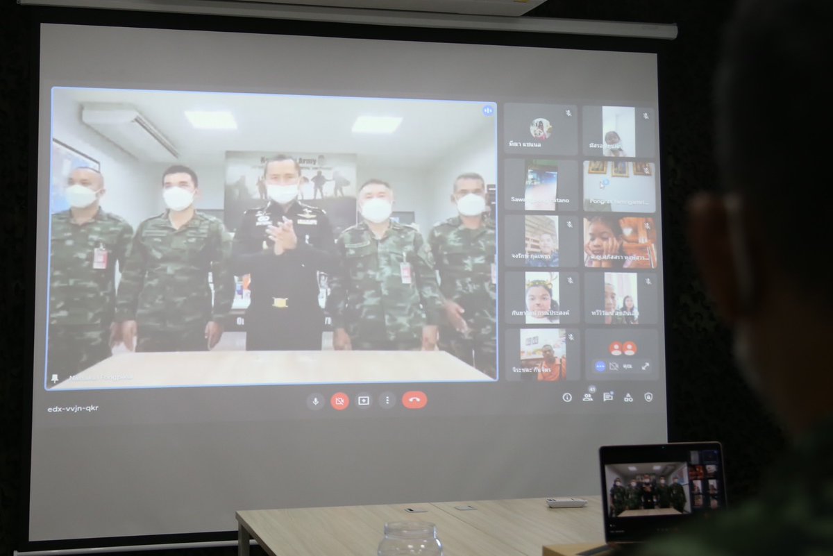 Kitsanahongsuwa's tweet image. " รู้คิด รอบคอบ รับผิดชอบต่อสังคม "
     วันที่ 7 ม.ค.65 ผบ.ร.112 พัน.3 ได้จัดงานวันเด็กแห่งชาติ(ออนไลน์)ประจำปีพุทธศักราช 2565  ทางหน่วยได้มีการจัดกิจกรรม มอบของขวัญวันเด็ก ให้กับลูกหลานกำลังพล ร.112 พัน. 3 ในรูปแบบออนไลน์ ให้เด็กๆ ได้ร่วมสนุกจับของขวัญ ผ่านโปรแกรม Google Meet