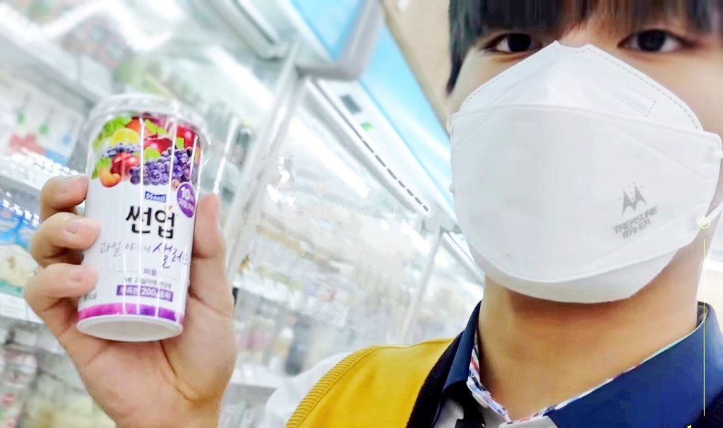 JEONGWO0XHARUT0's tweet photo. hajeongwoo's fav drink🦋🤝🏻🐺

#박정우 #하루토 @treasuremembers https://t.co/YPNua0O9M8
