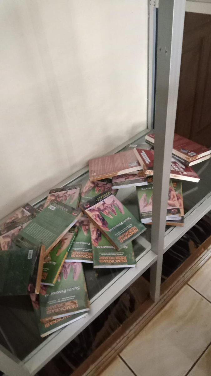 ondewerek's tweet photo. Musibah, 07 Januari 2022:

Toko Buku Cahaya Papua, melanda banjir, hampir sebagian buku basah total dan tidak bisa dipakai lagi.🙏😥 https://t.co/inV8AGVBrw