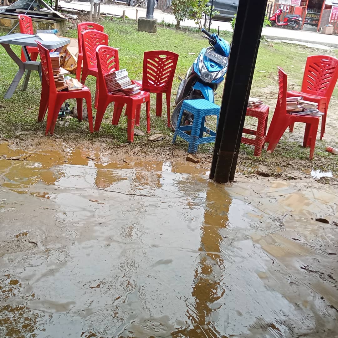 ondewerek's tweet photo. Musibah, 07 Januari 2022:

Toko Buku Cahaya Papua, melanda banjir, hampir sebagian buku basah total dan tidak bisa dipakai lagi.🙏😥 https://t.co/inV8AGVBrw