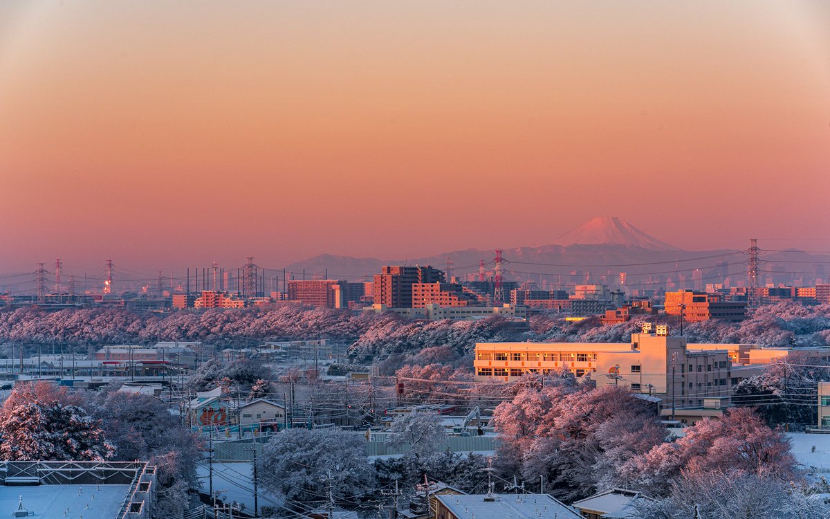 shux7's tweet photo. 今日も1日お疲れ様でした。

202/01/07 6:40～7:10 撮影

#SonyAlpha #富士山 #スカイツリー #イマソラ #東京カメラ部 #雪景色 https://t.co/IkdYSts8Tg