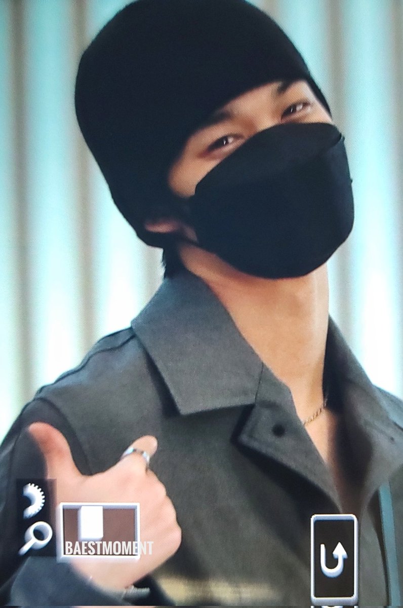 BAEst_Moment's tweet photo. 220107 출국 #배진영
여보란듯이 스윽 마스크 한장 벗어서 자기 두장 꼈다곸ㅋㅋㅋㅋㅋ보여준 진영이...🥲 걱정하는 맘 지녕이는 다 알아ㅠㅠㅠ https://t.co/DS6OExYZtL
