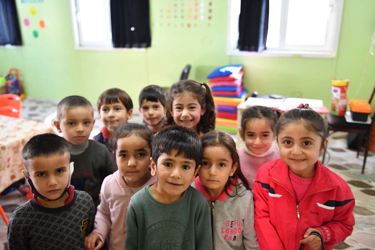 Bitlis Mutki Çatalsöğüt İlkokulu’nun pırıl pırıl öğrencileriyle bir aradayız.
Her biri en iyi yerlere gelmeyi sonuna kadar hakediyor.
Cumhuriyetimizin aydınlanma devrimi olan Köy Enstitüleri felsefesiyle geleceği inşa edecek, bu ülkenin aydınlık yüzlü evlatlarına sahip çıkacağız.