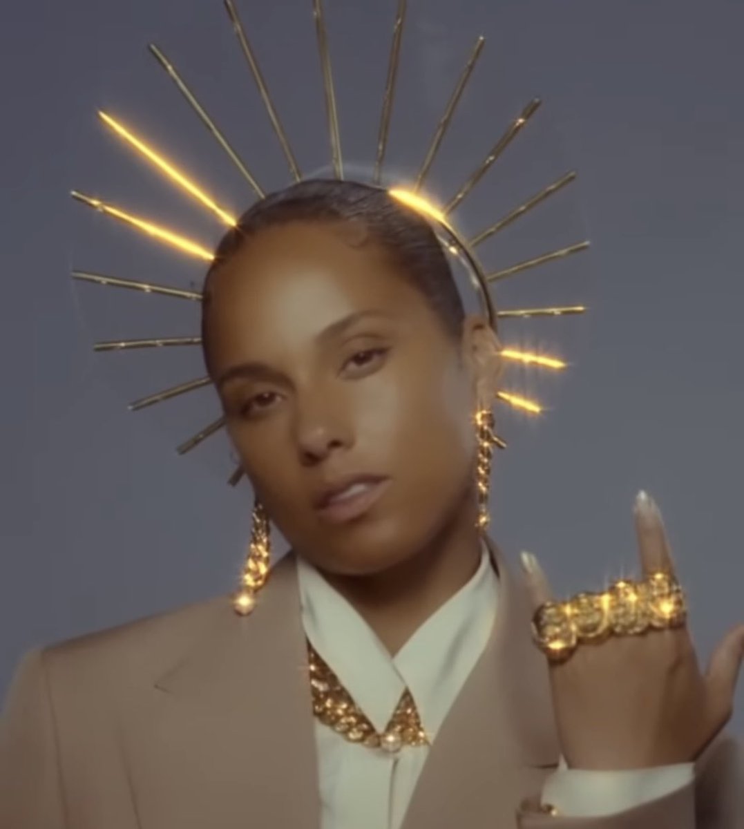 AliciaKeys_fam's tweet photo. Queen ๐!! #keysalbum
Happy Friday Fam ๐ https://t.co/oN9zKg2DkY