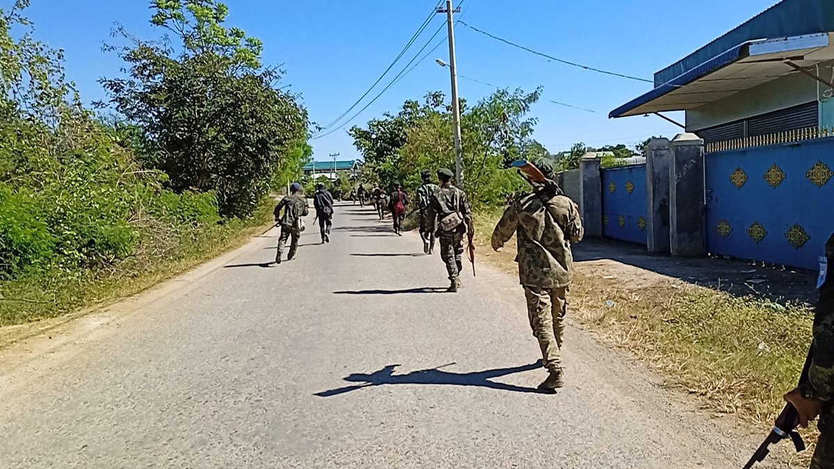 At least seven civilians were injured by junta artillery strikes during clashes between regime troops and resistance groups in #KayahState's #Loikaw. Some one thousand people are reportedly still trapped by the fighting. (Photo: KDF) 

#WhatsHappeningInMyanmar