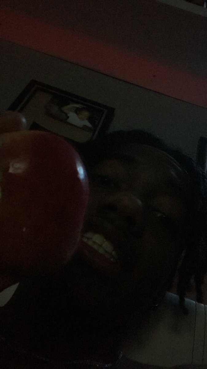 traybtw's tweet photo. This apple bussin tho https://t.co/kWaaTFz4Hi