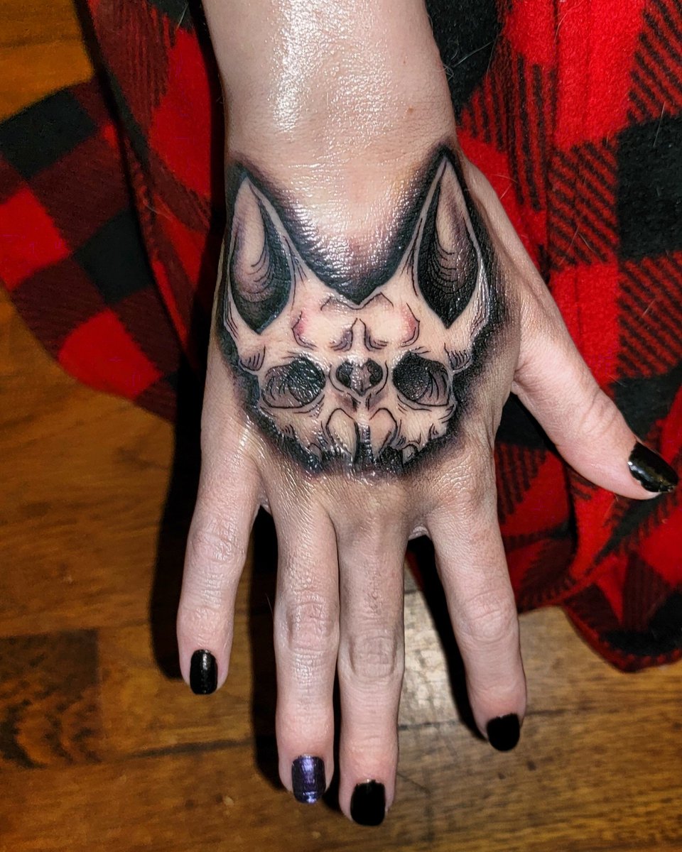 _hotdyingchick's tweet photo. I love him 🥺 #batskull #tattoo #tattoos #tattooart https://t.co/lSBVhqKRBE