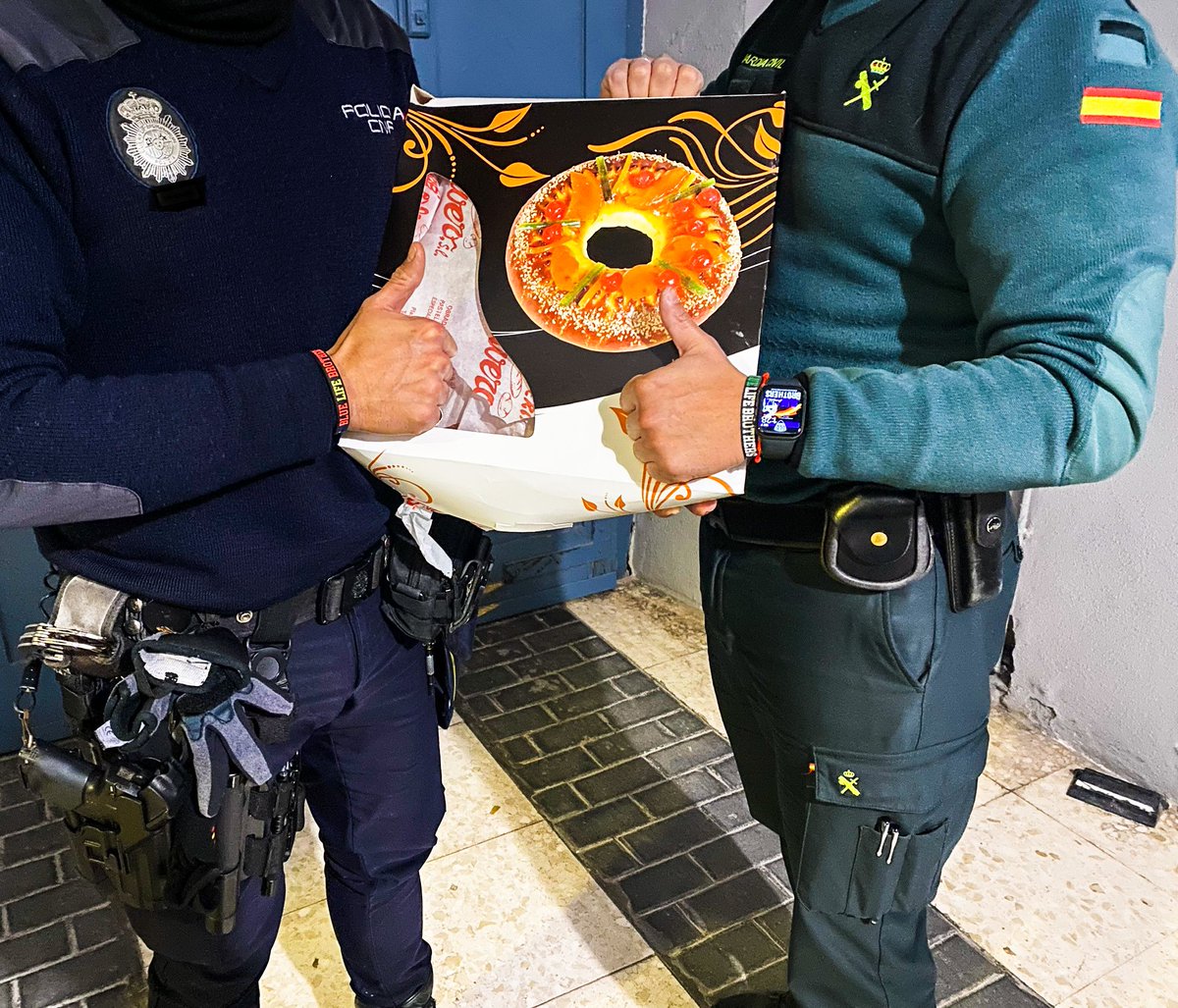 bluelifebros's tweet photo. Después de unos días acompañando a los #reyesmagos , nos merecemos un descanso.
⚫⚫🔵🔵⚫⚫
#BlueLifeBrothers
#CaminamosJuntos #policianacional #GuardiaCivil https://t.co/V2N1swK3F8
