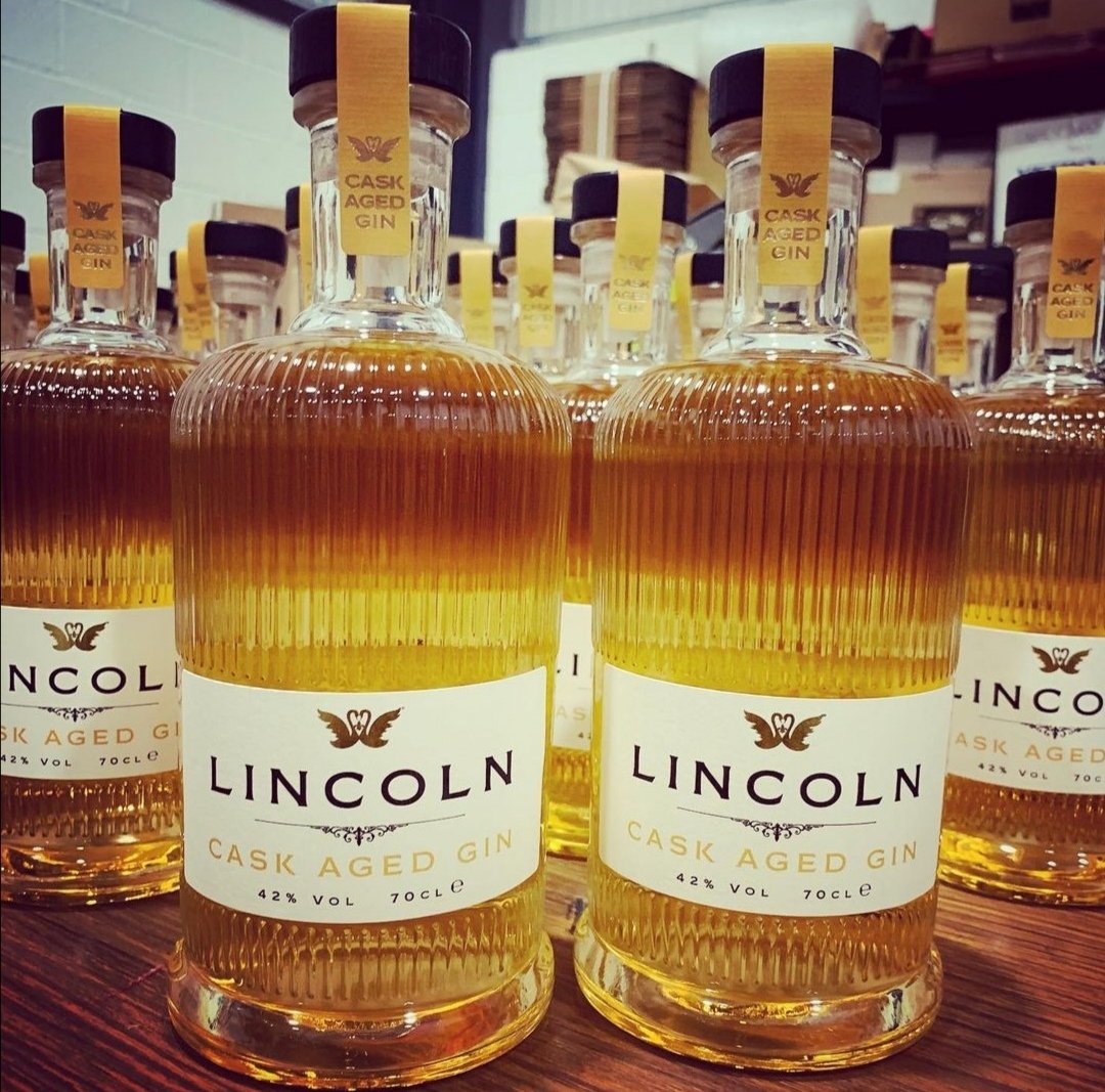 TheLincolnGin's tweet photo. ✨ Patience is Golden✨
Do you know how we make our Cask Aged Gin? We take our @TheLincolnGin, seal it in oak barrels for three months. The gin takes on the colour and flavour of said barrels giving an oaky start, a sweet middle and juniper finish.
Tried it yet?❤️
#caskaged #gin https://t.co/rVW0wbot3X