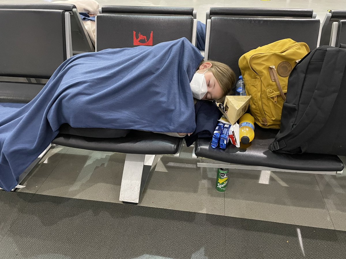 Escala 2, MEX - CDG. Vuelo demorado. Puede pasar. Lo que no puede ser es dejarnos 11 horas y no facilitarnos un hotel <a href="/Aeromexico/">Aeroméxico</a> #Aeromexico (esperaremos a las 9am… supuestamente el vuelo AM03 saldrá a esa hora)