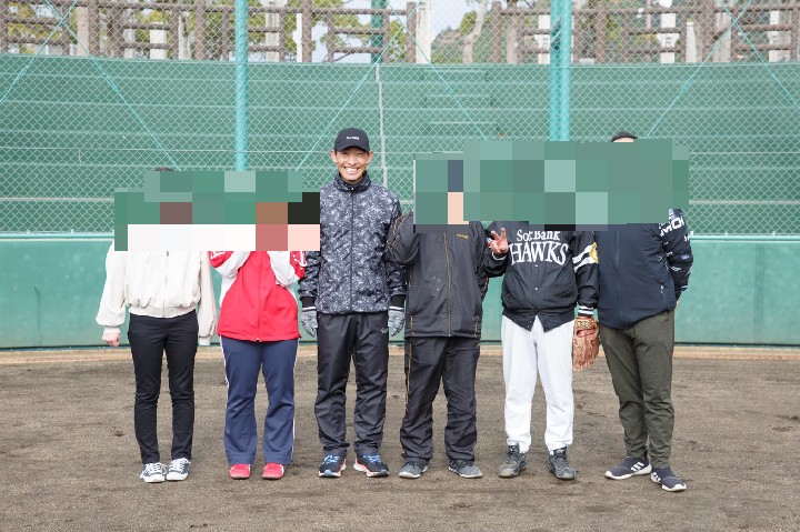 honda234680's tweet photo. ぽんちゃんとの写真😊
ぽんちゃんの右横が自分です!
めちゃくちゃ幸せな時間でした✌️
#本多雄一コーチ
#集合写真
#大人の野球教室
#ponCLUB
2021.12.20 https://t.co/c8jf6A8BbN