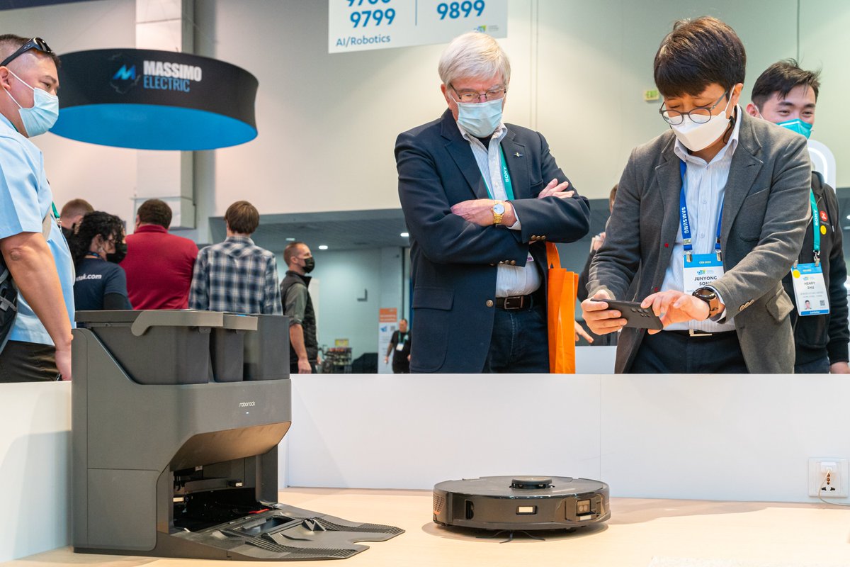 roborockglobal's tweet photo. Day 2 of @CES and the energy at the show has been buzzing. Its been great seeing a lot of faces coming to visit out stand to check out our products, including our new Roborock S7 MaxV Ultra.
#CES2022 #RoborockCES https://t.co/f7rWflaQTo
