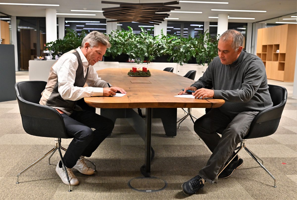 BloXmove's tweet photo. By signing the Letter of Intent @HBloxmove, CTO of bloXmove, and Michael von Roeder, CDO of #EliaGroup and @50Hertzcom, underline the shared vision between the two companies: a climate-neutral economy where power and mobility are inherently connected (1/4) https://t.co/NO293yimys