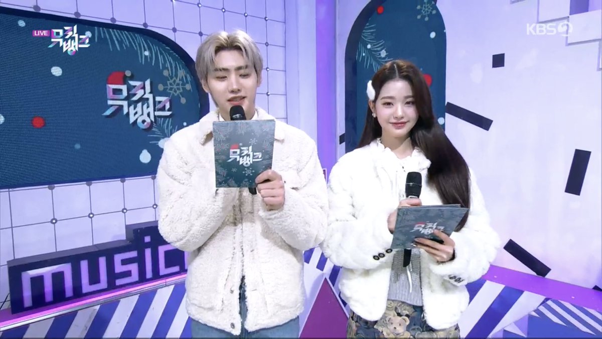 enhypenupdates's tweet photo. [PHOTO] 220107

Our first Friday with MC Sunghoon has ended. Let's look forward to more Music Bank episodes this year, ENGENEs! See you again next week, our charming MC! 👋✨

START WITH MC SUNGHOON
#성훈왕박엠씨 #엔하이픈_성훈 #SUNGHOON @ENHYPEN_members @ENHYPEN https://t.co/g6xODBWv7D