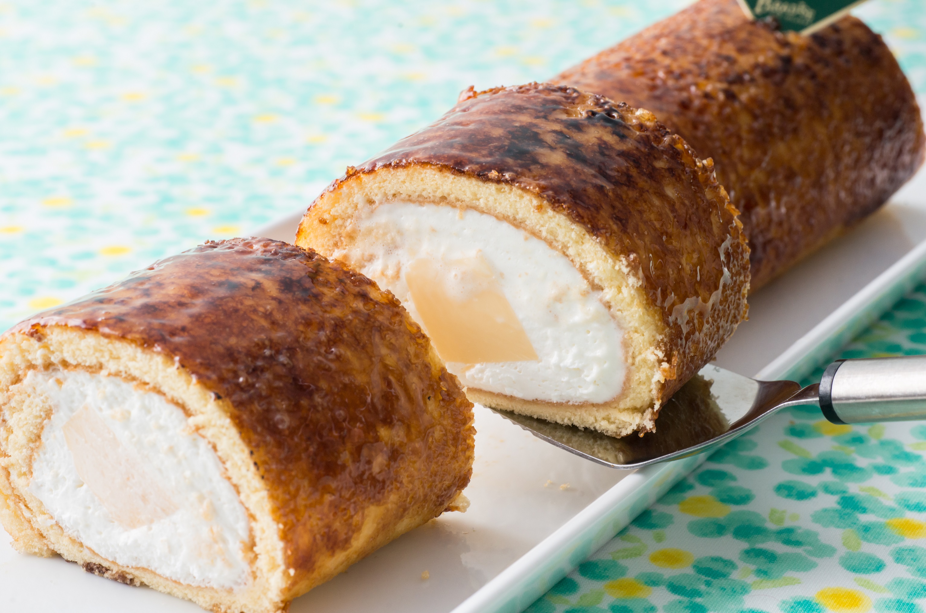 スイーツパラダイス公式 スイパラ 定番おすすめケーキのご紹介 ふわふわ生クリームとカスタードプリン カラメリゼされた生地のハーモニーが最高 スイパラ不動の人気商品プリンロール シンプルながらこだわりの味をご堪能ください
