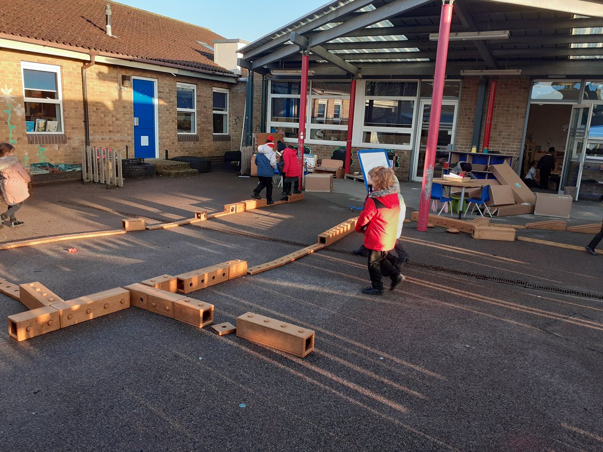 KhpaH's tweet photo. This morning the children in Reception have created an obstacle course in the outside area.
They have worked as a team, listened to each others ideas and now it reaches from one side to other side. Well done Reception 👏 @KhpaEarlyyears https://t.co/J4yYPU5I25