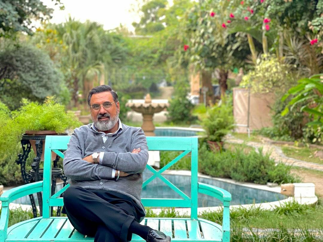 BollySpy's tweet photo. Welcoming the weekend in style here's our favourite @bomanirani
#BomanIrani #Pictureoftheday #Weekendpicture #FunFridays https://t.co/WUy8AbWHlR