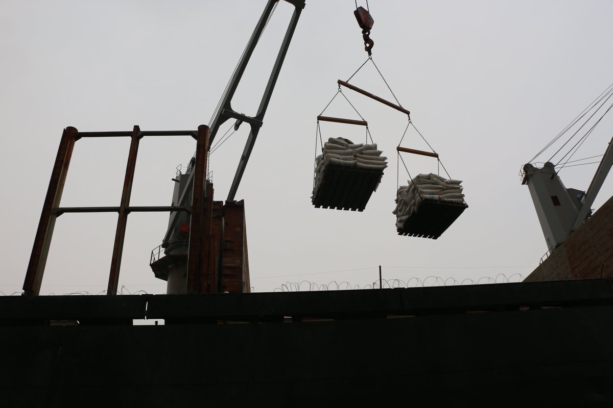 WFP_Cameroon's tweet photo. #Cameroon🇨🇲

#WFP receives first1⃣0⃣0⃣0⃣0⃣MT of rice for #NewYear2022 at #Douala port 

Stored in it's Global Commodity Management Facility #GCMF the food will support emergency operations for #Cameroon🇨🇲, #Chad🇹🇩 &amp; #CentralAfricanRepublic🇨🇫

#Readytodeliver
#SavingLives https://t.co/Ohr8hBhax6