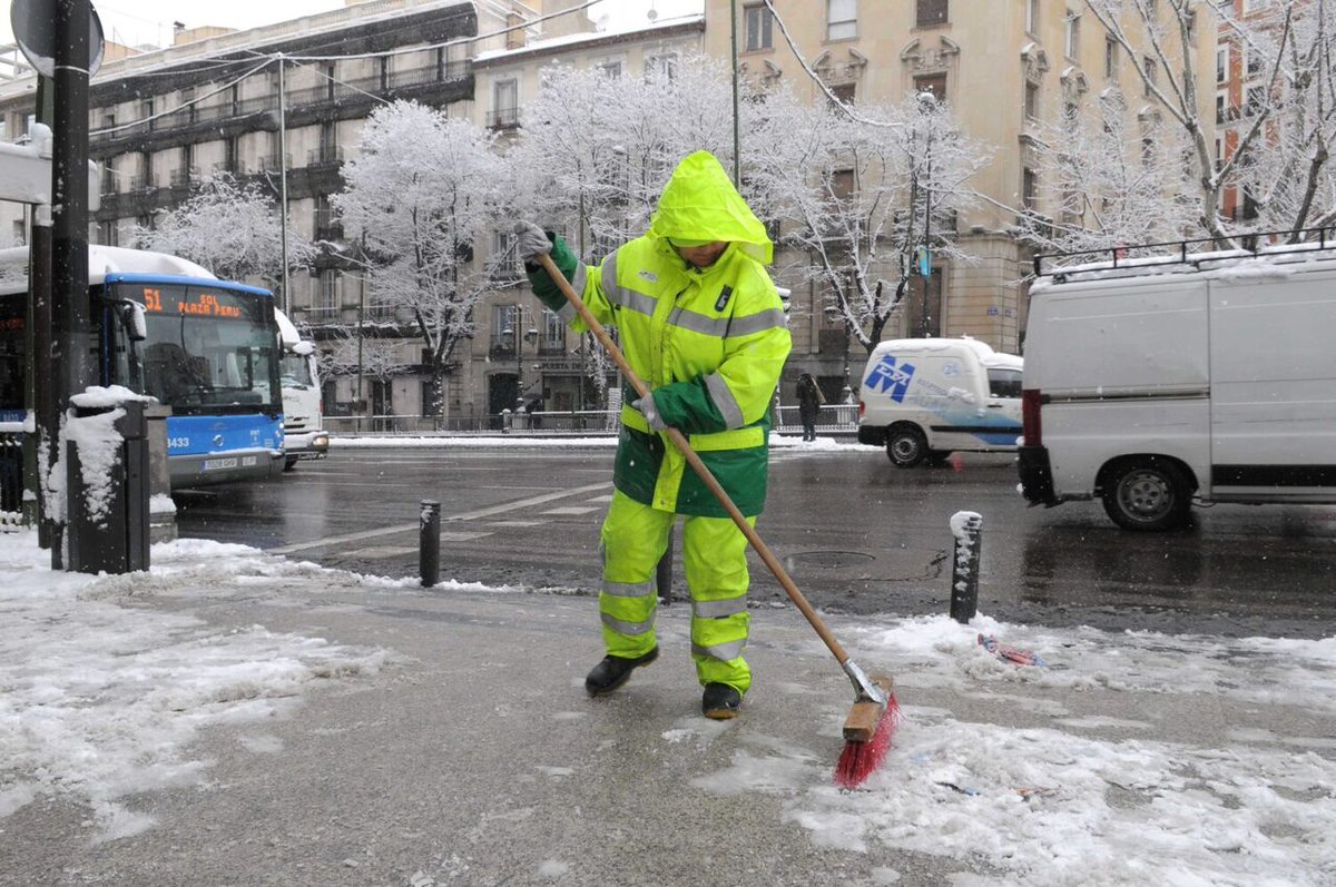 MADRID's tweet photo. ❄ Activamos el #PlanNevada con un 35 % más de efectivos. De los 3884 operarios de 2020, el dispositivo se eleva a 5258 efectivos.
➡ Como novedades, las 61 toneladas de cloruro cálcico y la incorporación de salmuera como fundente principal.

 👉🏼 https://t.co/Hq2TIKNlew https://t.co/Gq4pXJeloV