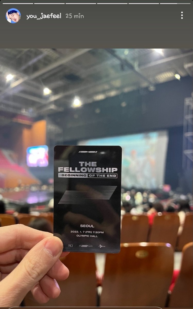 JONGHO_DIARYY's tweet photo. El comediante-actor Jae Phill compartio una foto en su historia de insta mostrando que tambien esta presente en el concierto🤧 esta super cerca del escenario que me ven llorando?? pues si😭
#ATEEZinSEOUL_Day1 #ATEEZWORLDTOUR2022 
 #ATEEZ #에이티즈 @ATEEZofficial https://t.co/vEvfoW3V6t
