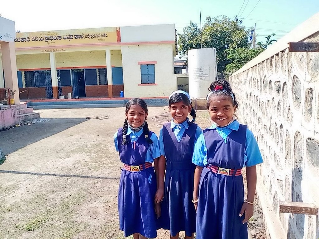MgnregsK's tweet photo. ನಮ್ಮ ಶಾಲೆ - ನಮ್ಮ ಹೆಮ್ಮೆ

ಶಾಲಾ ಮಕ್ಕಳ ಸುರಕ್ಷತೆಗಾಗಿ #ನರೇಗಾ ಯೋಜನೆಯಡಿ #ಕಾಂಪೌಂಡ್ ನಿರ್ಮಿಸಿದ್ದು, ಸಂತಸದ ನಗೆ ಬೀರುತ್ತಿರುವ ಶಾಲಾ ಮಕ್ಕಳು.

ಸ್ಥಳ: ಅಂಕಲಿ ಗ್ರಾಮದ ಸರ್ಕಾರಿ ಶಾಲೆ, ಚಿಕ್ಕೋಡಿ ತಾ., ಬೆಳಗಾವಿ ಜಿಲ್ಲೆ.

#wall #SchoolCompound #school https://t.co/Yk4UdatBhA