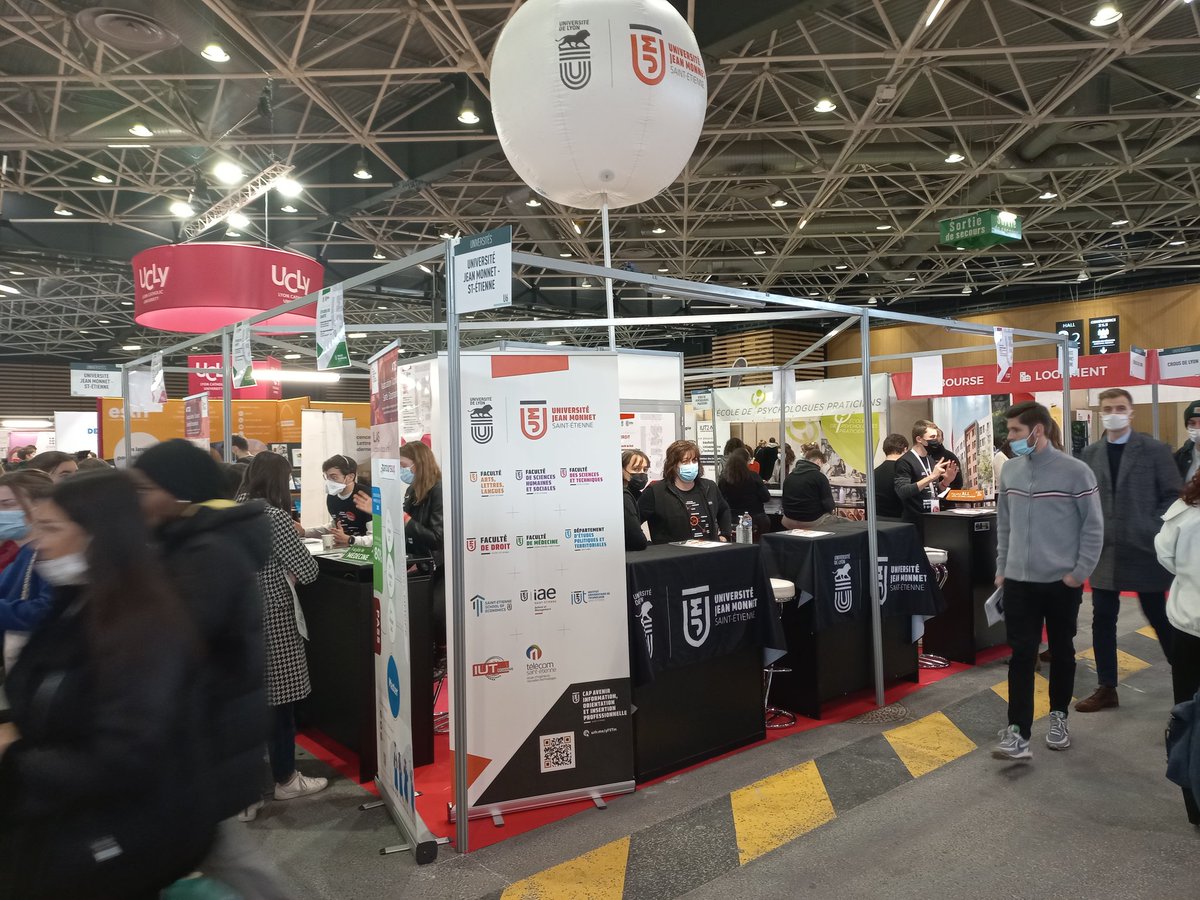 Les étudiants ambassadeurs UJM et  les collègues de Cap Avenir, en respectant avec rigueur les règles sanitaires, prennent le temps pour accueillir, informer et orienter au mieux nos futurs étudiants ! 👏 <a href="/letudiant/">l'Etudiant</a> <a href="/Univ_St_Etienne/">Université Jean Monnet Saint-Étienne</a>