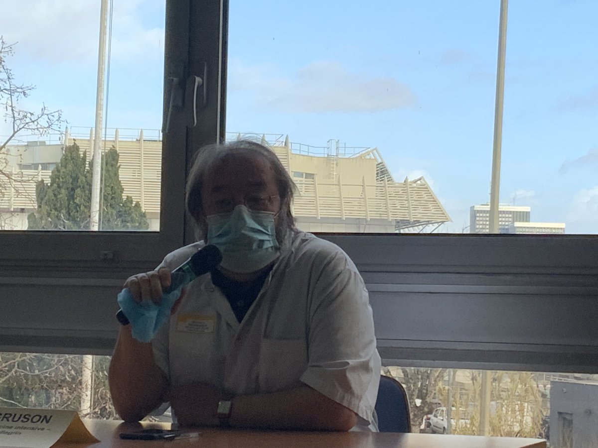 MathieuMolimard's tweet photo. Conférence de presse @CHUBordeaux Pr Gruson
07/01/22 plus de 50% des lits de réanimation occupés par les patients covid, 70 à 80% non vaccinés, autres immunodeprimés ou âgés sans rappel, 20% de décès 
Jamais/aucun patients avec le rappel 
Perte de chance pour les patients refusés https://t.co/MVYWDMxno4