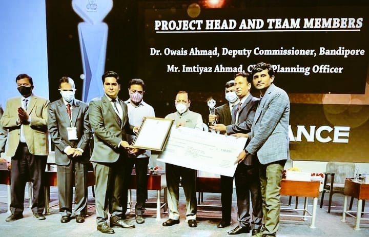 Paswalabdullah's tweet photo. @owais_ias @dcbandipora receives National Award for e-Governance  during 24th National conference on e- Governance held on 7/8 Jan,22 in Hyderabad.The first of its kind award has bn conferred for innovative digital produc'Panchayat Development Index' lunchd by dist @dicbandipora https://t.co/IElhQJ9Wh0