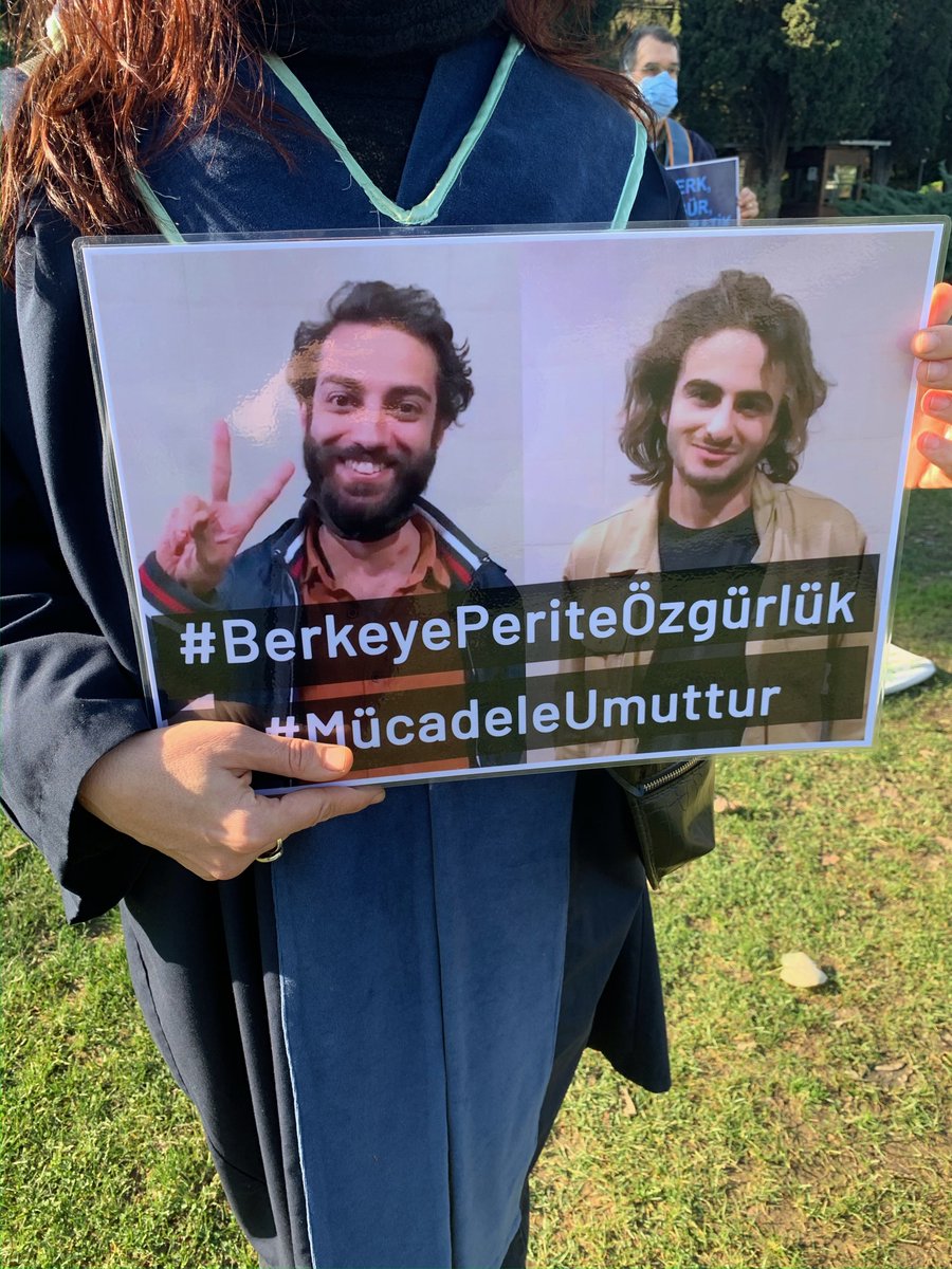 yunusunbabasi's tweet photo. Berke ve Perit 94 gün cezazevinde tutulduktan sonra biraz önce ilk duruşmalarında adli kontrol ile tahliye edilmiş! 📷 @zhsart https://t.co/cU5mKh5Jr4