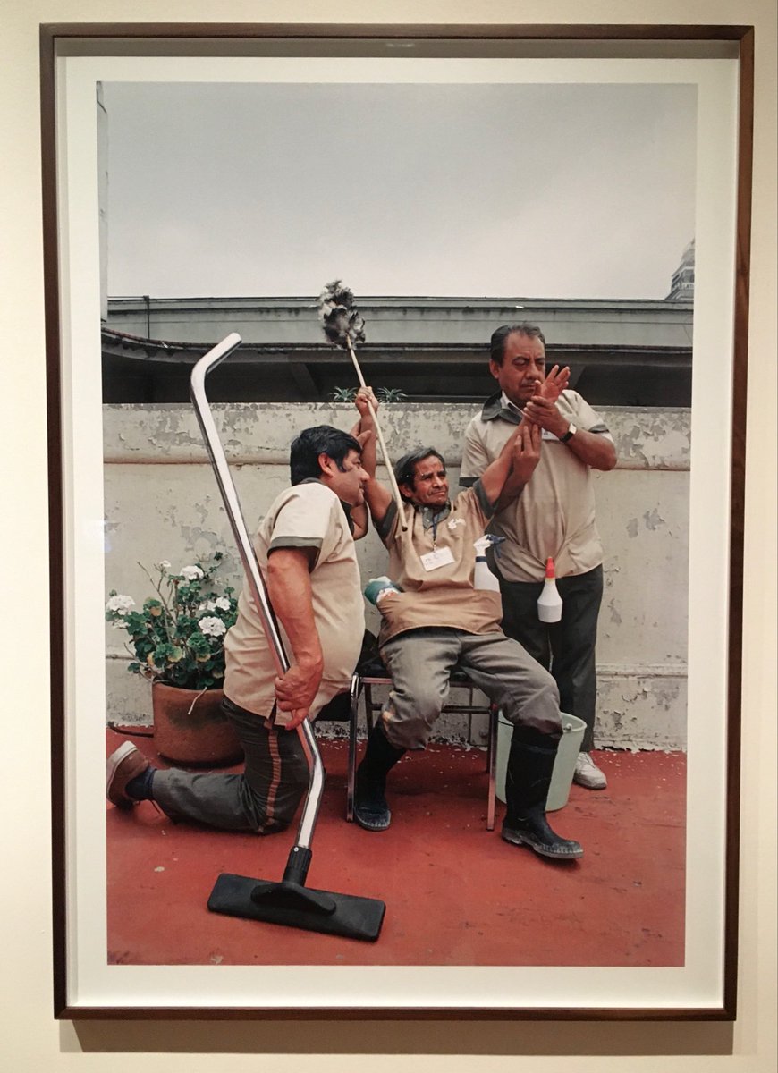 museoimaginario's tweet photo. Empleados de intendencia de #museo recrean para el registro fotográfico del artista algunas escenas pictóricas clásicas tal como los trabajadores las recordaban 👉 Miguel Calderón, “Empleado del mes” (1998) #arte #fotografia #museumworker https://t.co/Eyy2iCDYVC