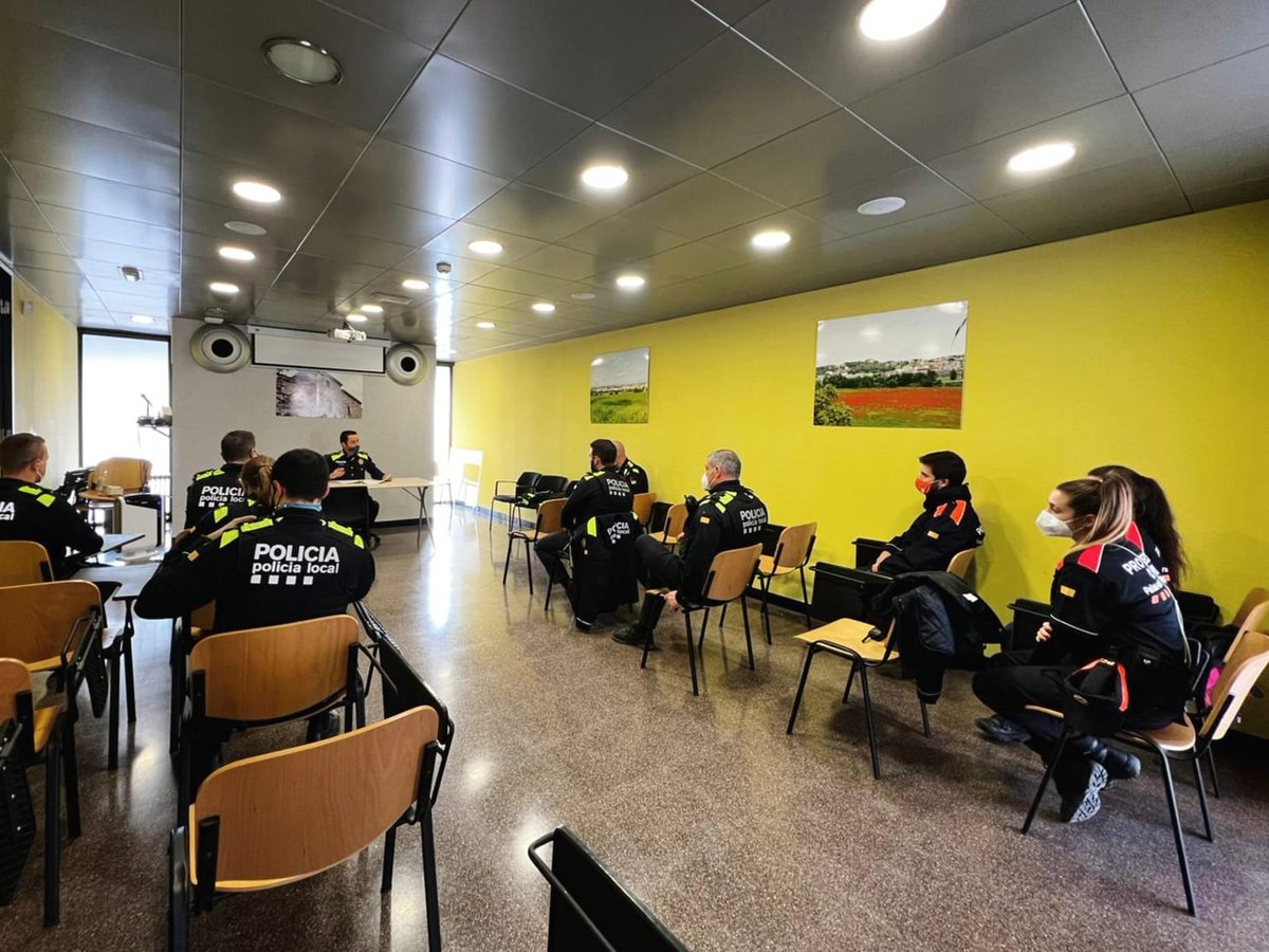 ProtecCivilPsiP's tweet photo. 👥 TREBALL EN EQUIP 👥
Aquests darrers dies, amb motiu de l'arribada dels Reis Mags d'Orient, 👑 hem treballat #colzeacolze amb Policia Local i l'organització de l'Ajuntament, per garantir que tot estigués a punt 👌🏼 i tothom en pugués gaudir amb seguretat. 🛡️ https://t.co/JzqagH0PB7