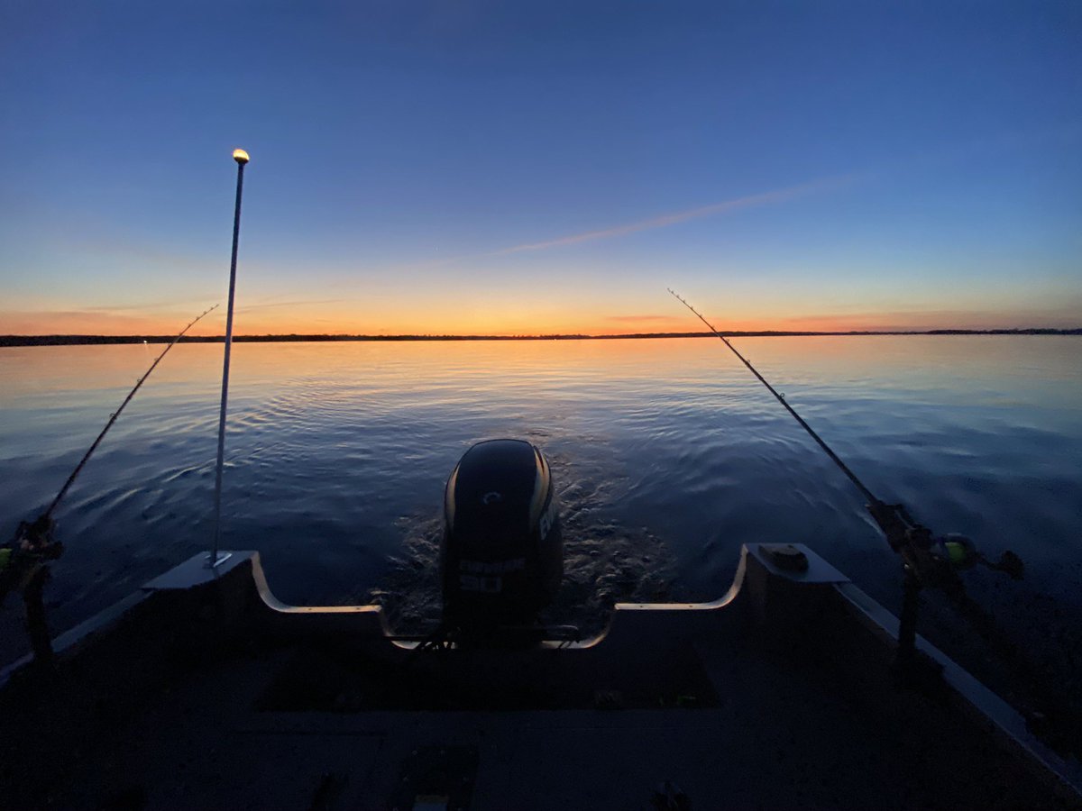 OutdoorsAlexa's tweet photo. Flashback Friday to a stunner of a sunset on Lake Champlain in beautiful Vermont 🎣📍@VermontTourism @VTFishWildlife #beauty #home #newengland #alumacraft #whyifish #HomeSweetHome https://t.co/Hd1wmR7mD6