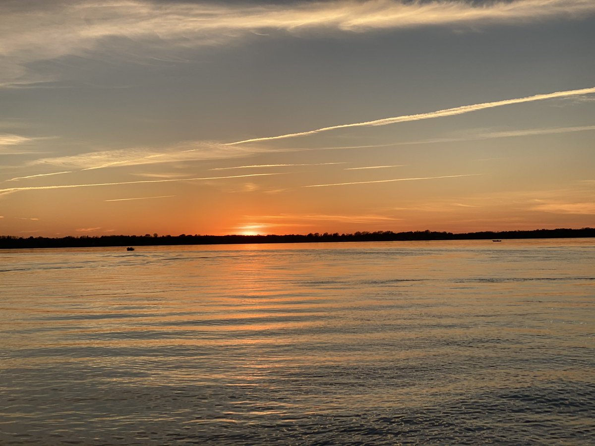 OutdoorsAlexa's tweet photo. Flashback Friday to a stunner of a sunset on Lake Champlain in beautiful Vermont 🎣📍@VermontTourism @VTFishWildlife #beauty #home #newengland #alumacraft #whyifish #HomeSweetHome https://t.co/Hd1wmR7mD6
