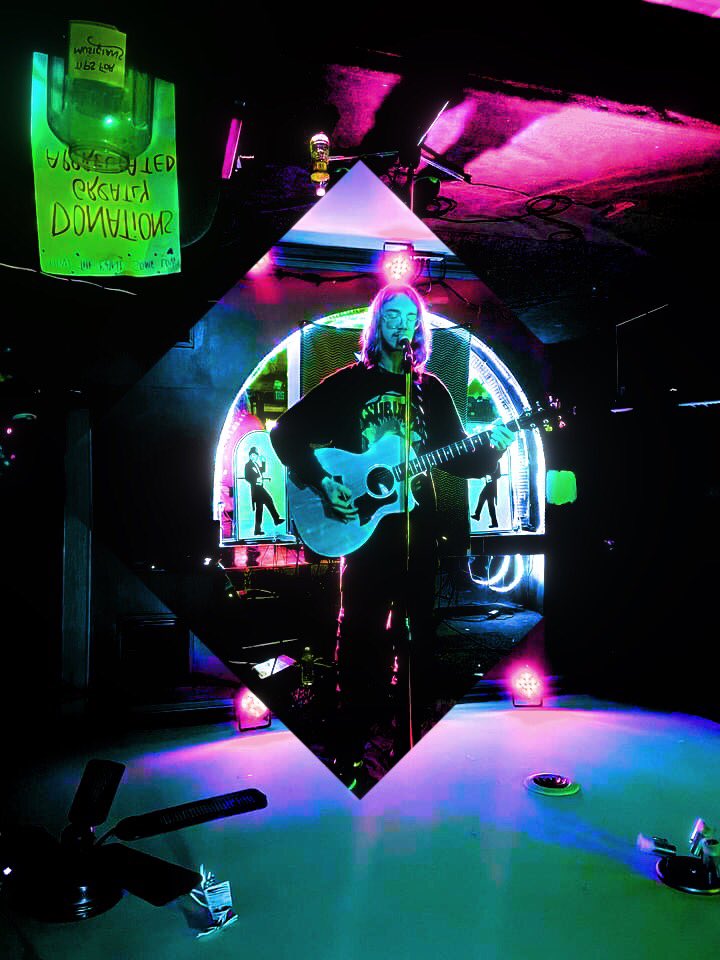 milescrowlarts's tweet photo. @CeliliaArtworks Happy New Year!🎊 
I make trippy psychedelic art that merges dimensions and brings forth unseeable energy! Let’s start 2022 of weird 😜
Presave my new song coming out soon too!!

https://t.co/9EffoHhNyW https://t.co/fO6uyIEKjp