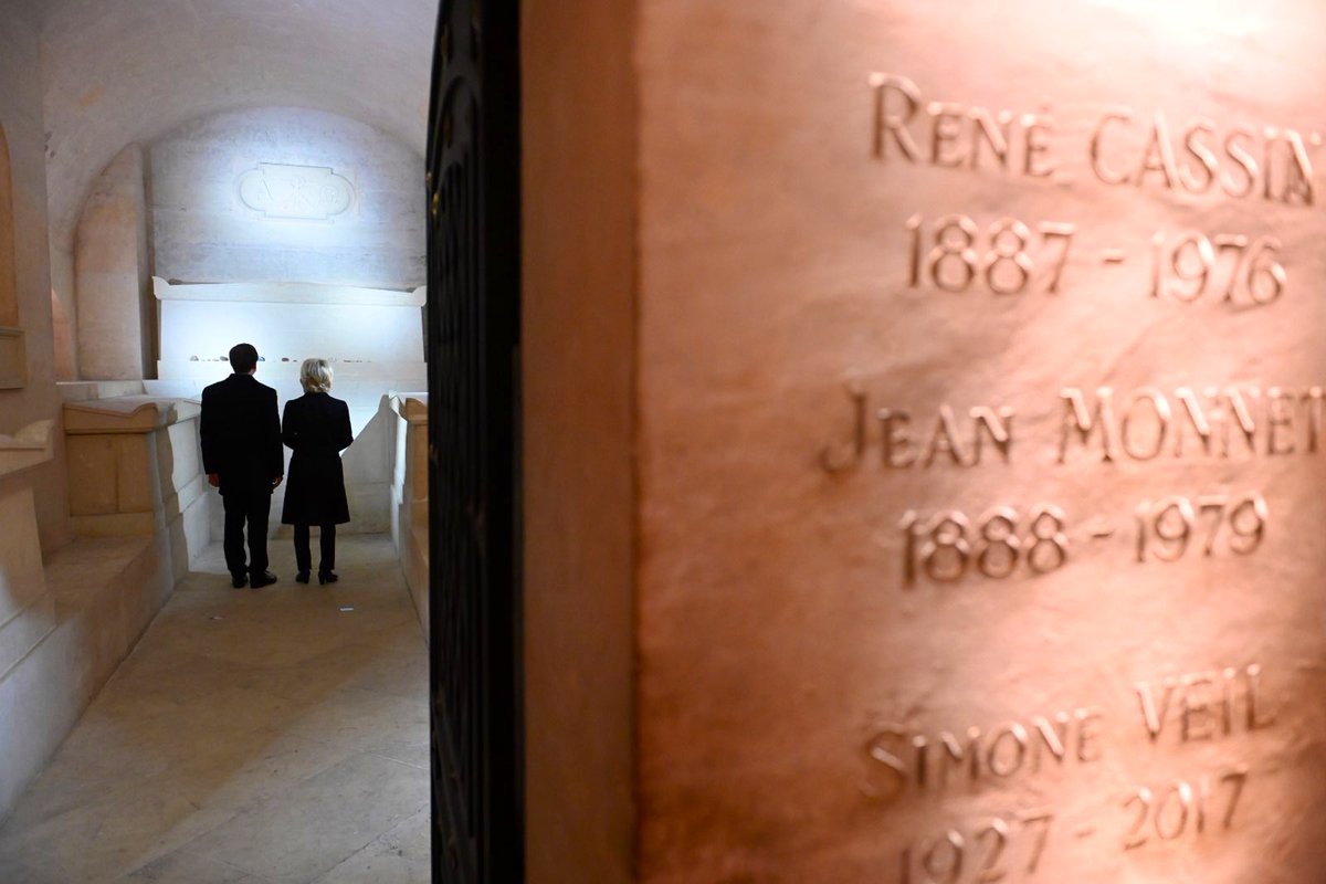 vonderleyen's tweet photo. Aujourd’hui nous honorons Jean Monnet et Simone Veil.
 
Le premier homme à avoir fait du rêve d'Europe un projet concret.
 
La première femme à représenter une Europe unie et démocratique.
 
Pour leur génération, l’Europe n'était pas un héritage, mais une conquête de chaque jour. https://t.co/NioTwwD4vx