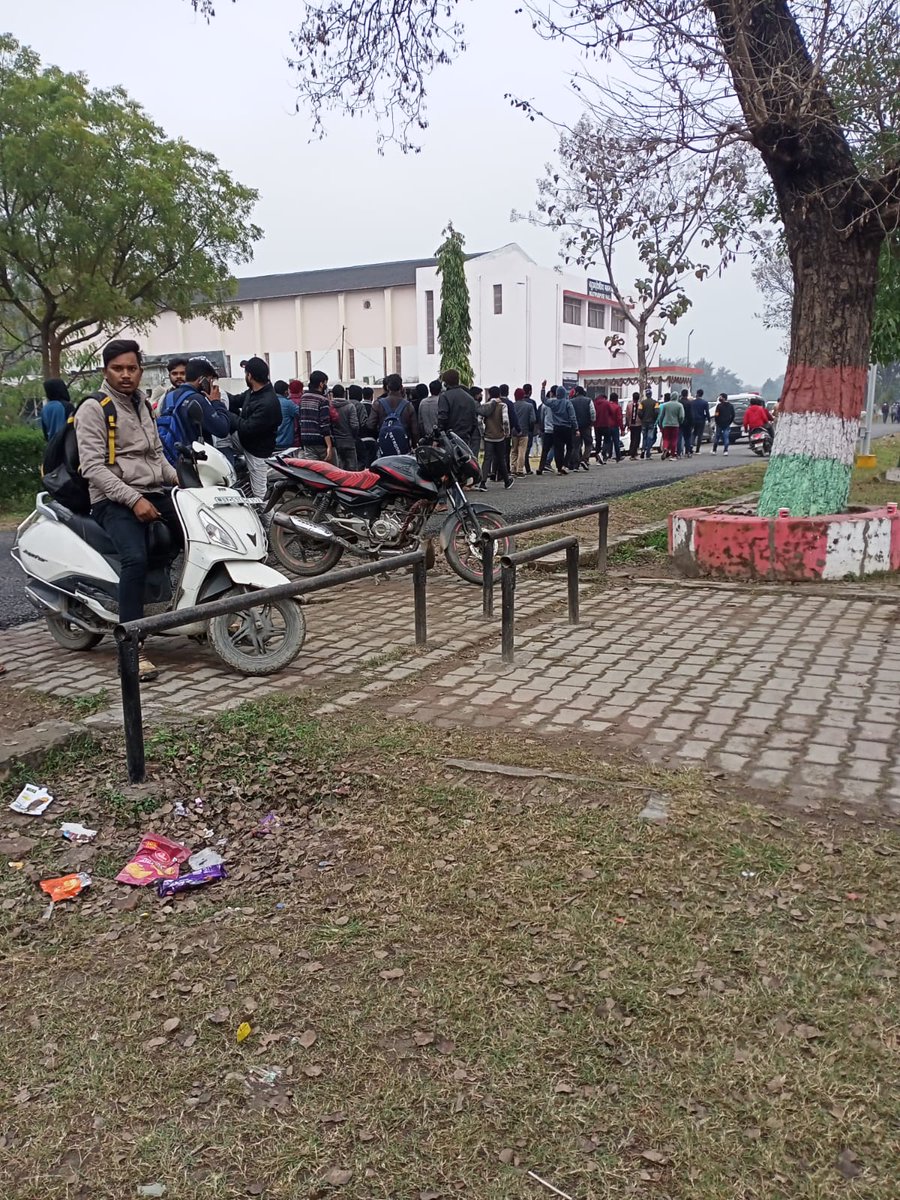 SumantTripath16's tweet photo. #covid_case_in_mmmut 
विश्वविद्यालय प्रशासन कृपया छात्र हितों को भी संज्ञान में रखे। कोरोना के बढ़ते आंकड़ो के बीच हमारा छात्रावास और विश्विद्यालय परिसर में रहना सुरक्षित नही। @myogioffice @Dm_Gorakhpur @liveGorakhpur @gorakhpurpolice @MmmutOfficial https://t.co/229Vbi10iy