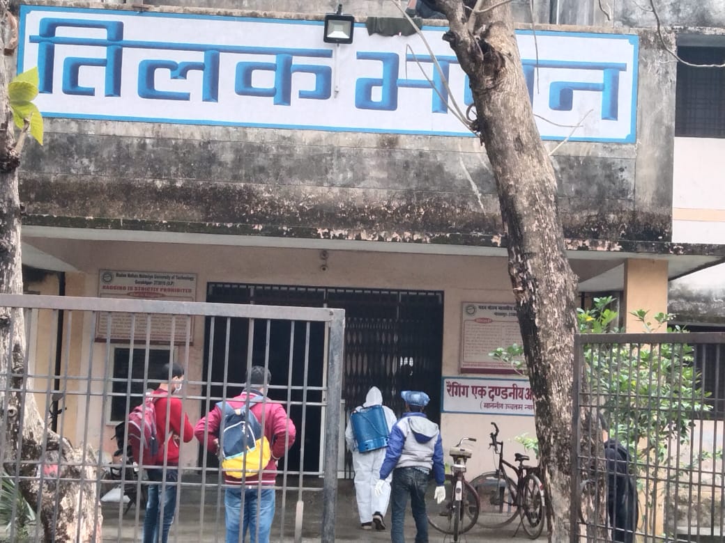SumantTripath16's tweet photo. #covid_case_in_mmmut 
विश्वविद्यालय प्रशासन कृपया छात्र हितों को भी संज्ञान में रखे। कोरोना के बढ़ते आंकड़ो के बीच हमारा छात्रावास और विश्विद्यालय परिसर में रहना सुरक्षित नही। @myogioffice @Dm_Gorakhpur @liveGorakhpur @gorakhpurpolice @MmmutOfficial https://t.co/229Vbi10iy