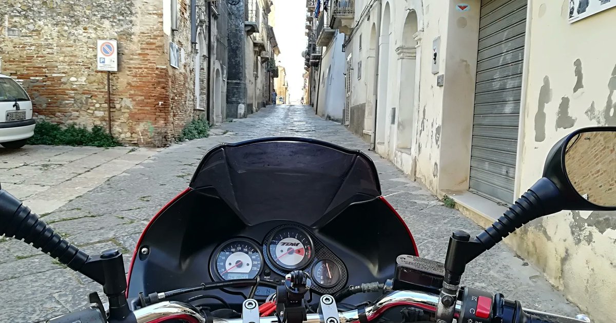 GianniBuononato's tweet photo. Mi piacciono gli #scatti che raccontino la particolarità dei posti che visito. Un #trattore,una via #lastricata, un #belvedere. Le cose semplici possono disintossicare dalla frenesia delle grandi città. E' importante predisporsi verso la #lentezza e la #consapevolezza.#QuiEdOra😌 https://t.co/Xkn0biCpyq