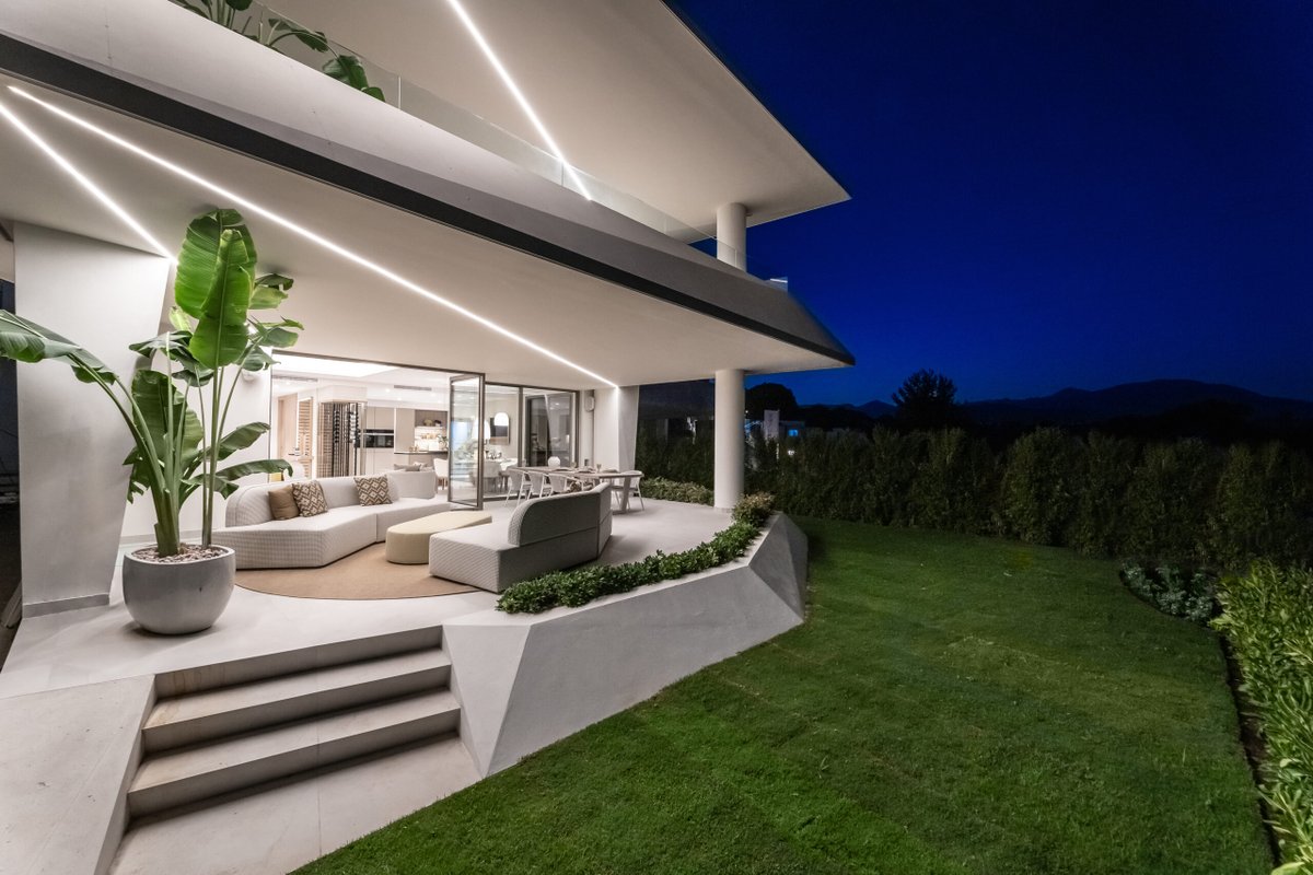 DOM3_'s tweet image. 🏡En Nueva Andalucía, rodeada de campos de golf y con magníficas vistas se encuentra Celeste. Una promoción de villas de alta calidad para la que nuestro asociado @e_illusion ha trabajado en el control de la iluminación y las instalaciones de audio y video.
👌🏽Resultado increíble.