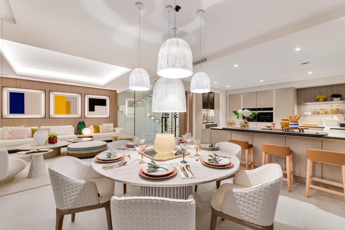 DOM3_'s tweet image. 🏡En Nueva Andalucía, rodeada de campos de golf y con magníficas vistas se encuentra Celeste. Una promoción de villas de alta calidad para la que nuestro asociado @e_illusion ha trabajado en el control de la iluminación y las instalaciones de audio y video.
👌🏽Resultado increíble.