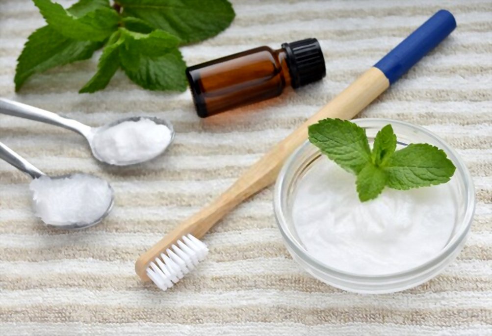 MundodentSL's tweet photo. Receta rápida para pasta #dental casera: 
Mezcla en un cuenco una cucharada de aceite de coco, media cucharada de bicarbonato y dos gotas de aceite esencial de menta!

#mundodent #másde30añosdeexperiencia https://t.co/iP6bvuzKbR